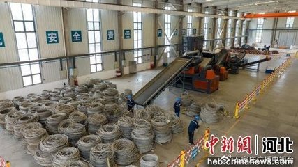 图为京津冀区域电力再生资源中心车间内的导线拆解区。 邹明 摄